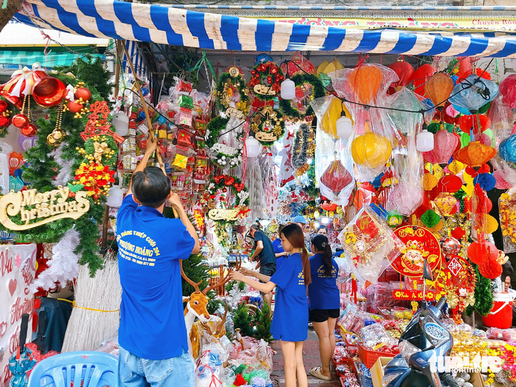 Ho Chi Minh City’s Christmas decor market sees unusual quiet amidst traditionally vibrant season