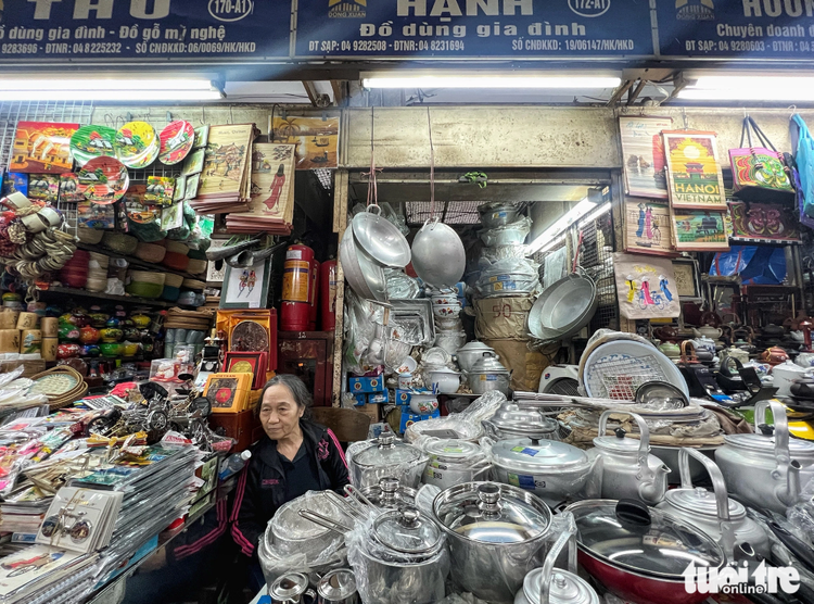 Vendors disdain online sales despite weak footfall at largest wholesale market in northern Vietnam