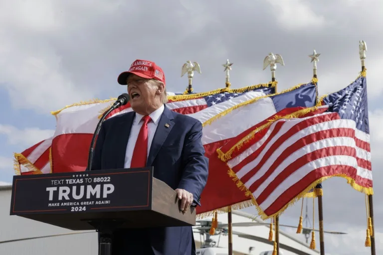 Trump vows new migrant crackdown in visit to Mexico border