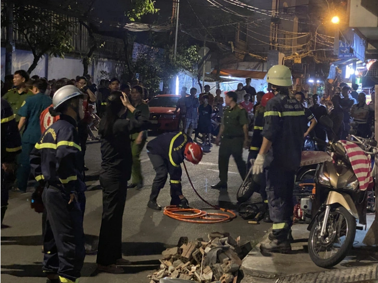 Rescuers save young man stuck between 2 houses in Ho Chi Minh City