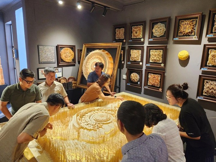Vietnam map made of bamboo toothpicks sets world record