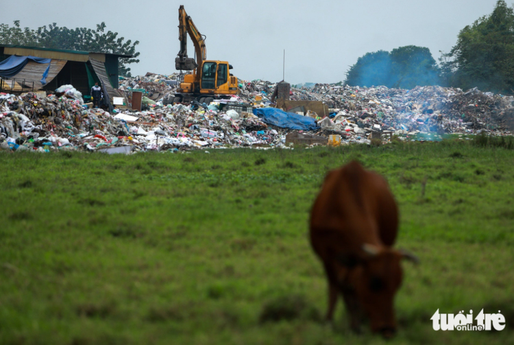 Unplanned landfills spread in Hanoi suburbs