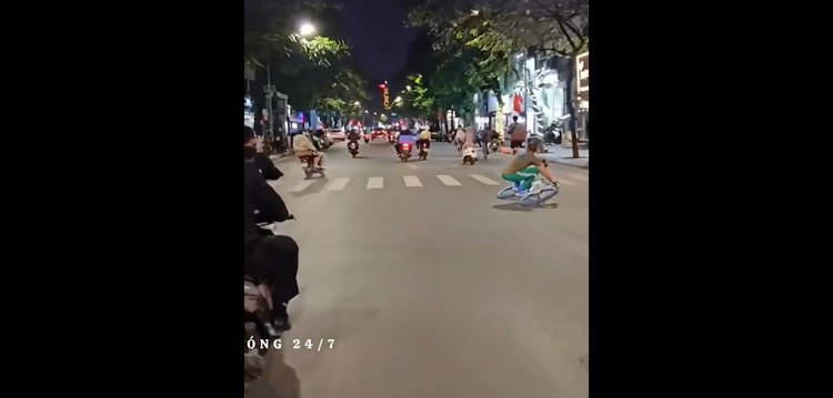 Video of foreigners performing bike stunts in Hanoi catches netizens’ attention