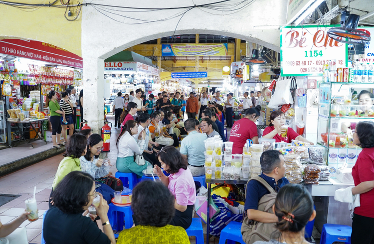 Fascinating glimpse at Ho Chi Minh City’s iconic Ben Thanh Market at night