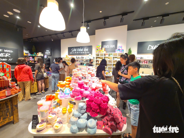 Christmas rush begins: Ho Chi Minh City trade centers brace for shopping bonanza