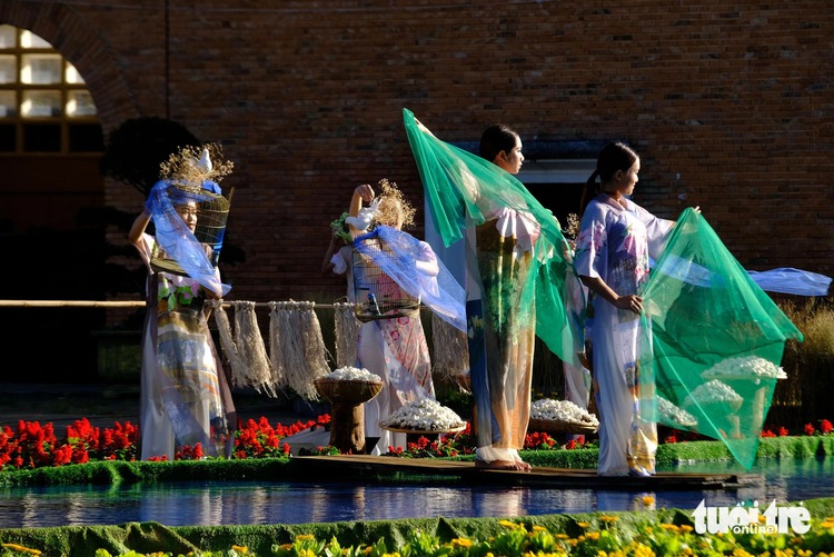 200 silk outfits on show to promote Da Lat's famous landmarks