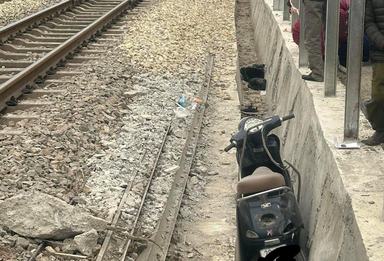 2 women killed in Hanoi train crash