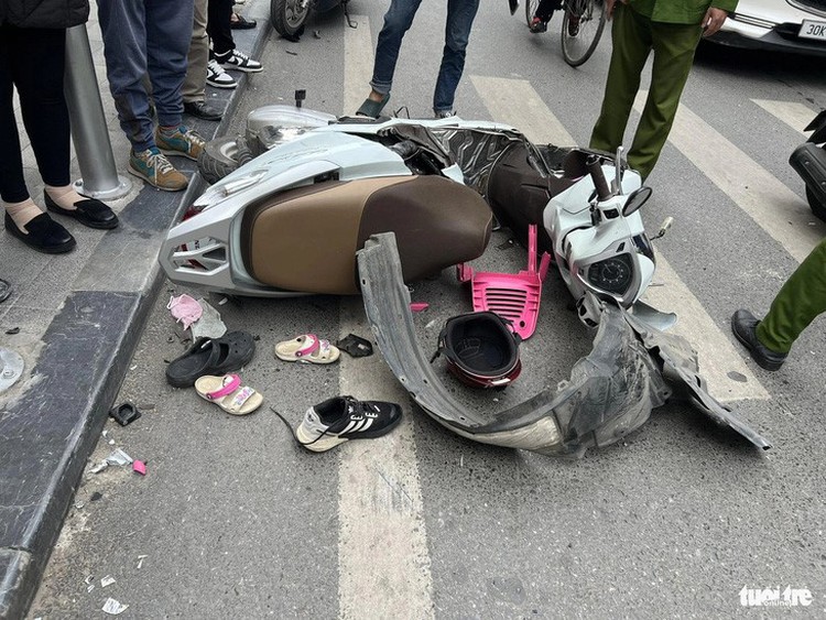 5 hurt in Hanoi collision involving apparently drunk driver
