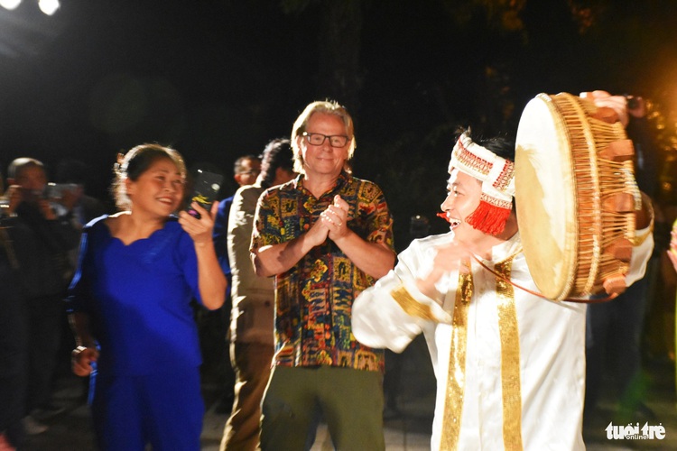 Nha Trang’s semi-outdoor art program turns Ponagar Tower into artistic stage