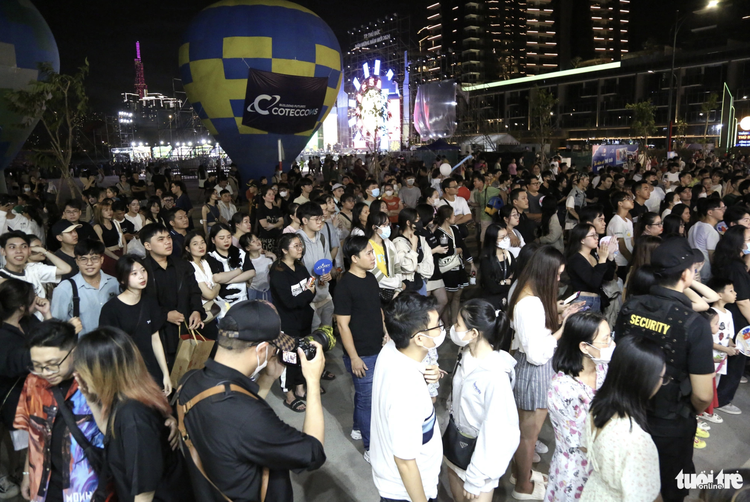Ho Chi Minh City riverine park packed with revelers ahead of New Year