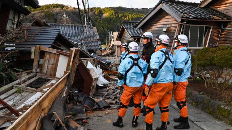 Japan quake toll rises to 62 as weather hampers rescuers