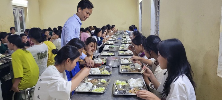 Upland Vietnamese semi-boarders pay just $0.5 for school meal