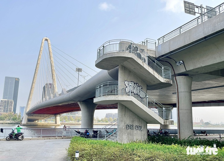 Ho Chi Minh City to coat bridges with non-stick paint to fight vandalism