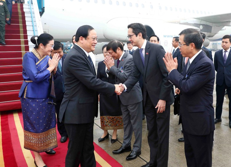 Lao PM starts official visit to Vietnam