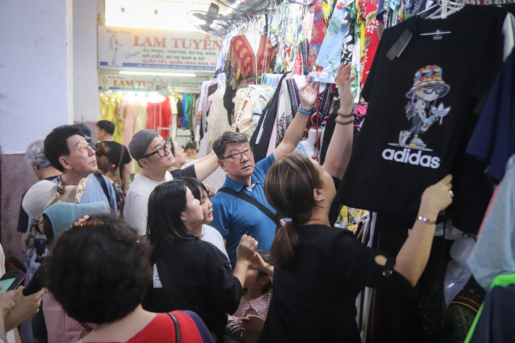 Central Vietnamese market thronged with int’l visitors on shopping spree