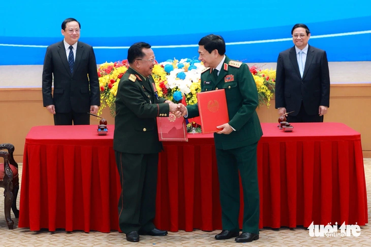 Vietnam, Laos ink 4 deals, aim to expand cooperation in various areas