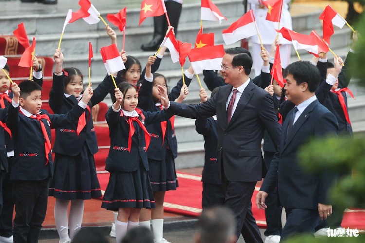 Vietnam welcomes Indonesian president with 21-cannon salute