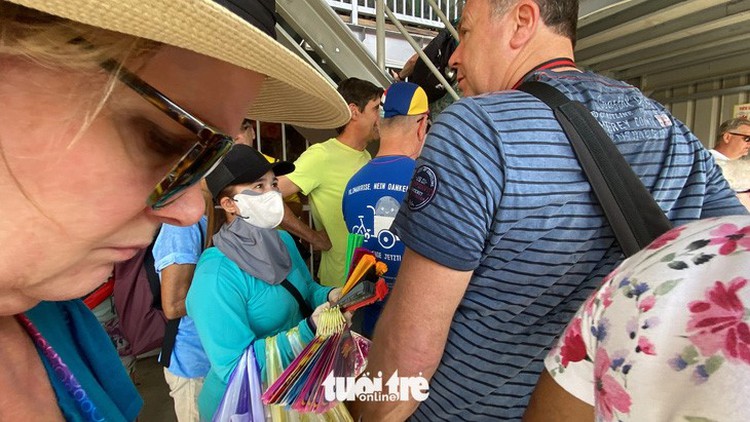 Peddlers become nuisance to tourists in Vietnam’s Hoi An