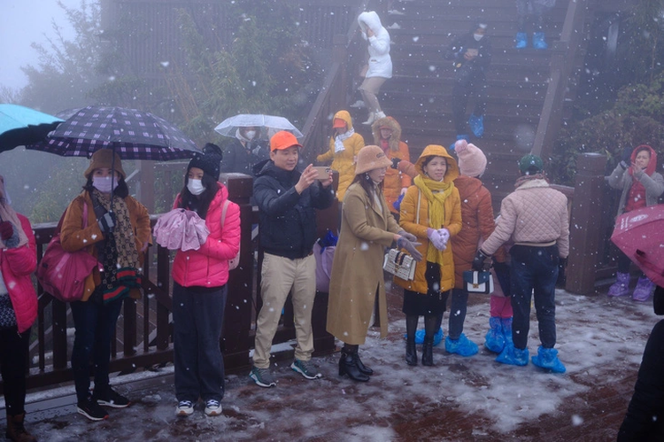 Double cold fronts hit northern Vietnam, mercury drops to nearly zero degrees Celsius