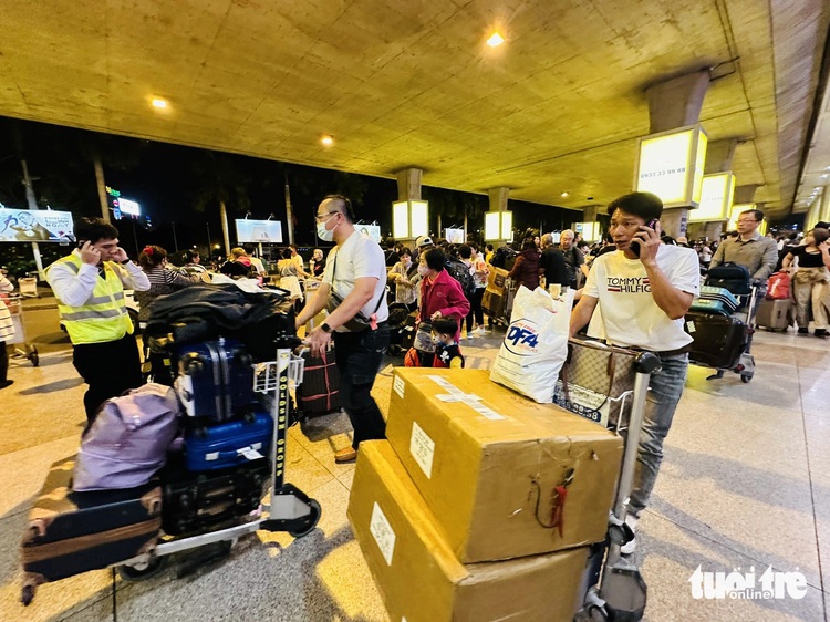 Ho Chi Minh City airport’s int’l terminal buzzes as overseas Vietnamese return for Tet