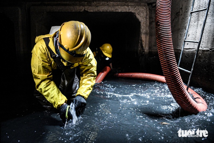 Hanoi sewer workers brave cold weather