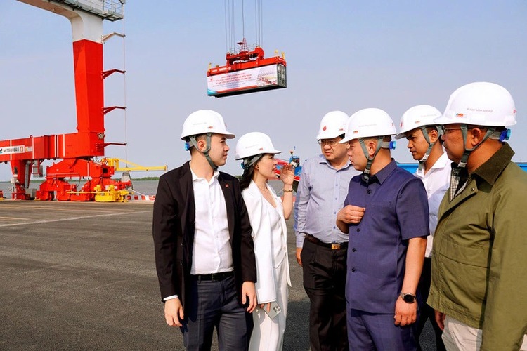 Cambodia wishes to turn Vietnam’s Long An International Port into key trade gateway