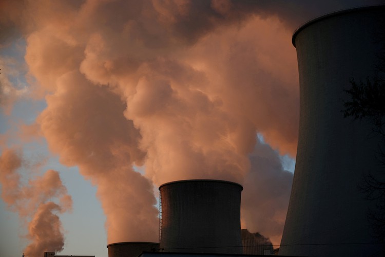EU set to recommend deep CO2 cuts for 2040 climate target