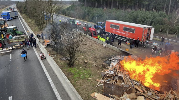 Police move to end Dutch farmer protests
