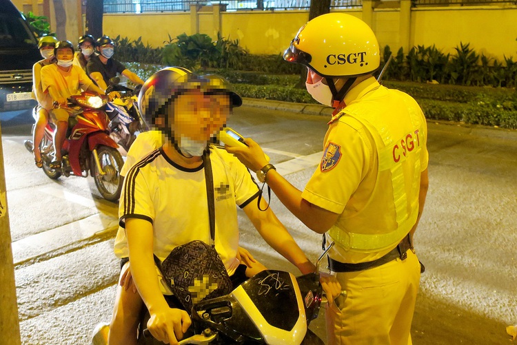 Tuoi Tre readers rally behind health ministry’s reconsideration of alcohol limit for drivers