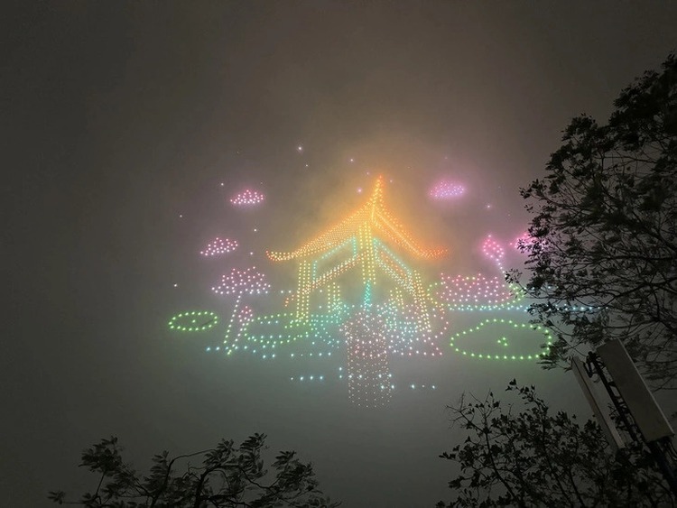 2,024 colorful drones light Hanoi sky in rehearsal for Tet drone light show