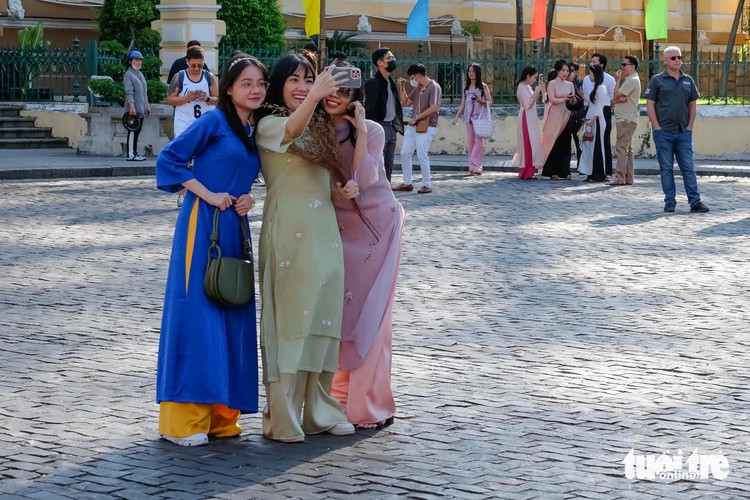 Tet atmosphere unveiled: Sparse streets, lively attractions define downtown Ho Chi Minh City