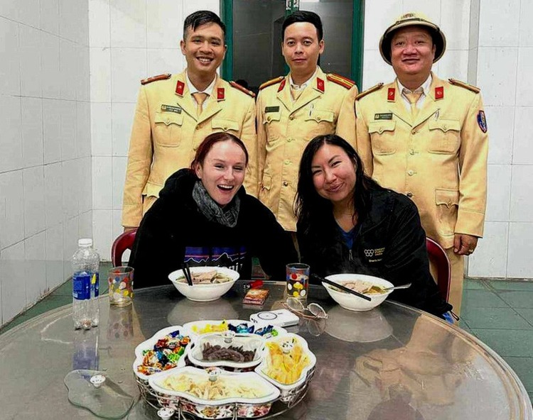 Vietnamese police help 2 foreign tourists who had traffic accident in Quang Tri