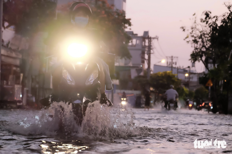 Ferocious high tide frays Ho Chi Minh City commuters’ nerves at Tet