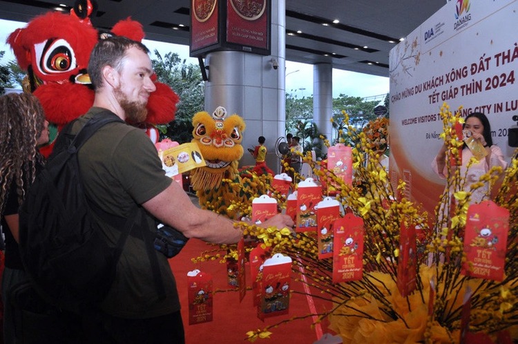 Da Nang sees booming Tet tourism season as visitor number jumps 37% yoy