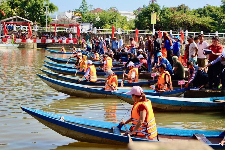 Flower boat festival, boat race attract thousands of spectators in Vietnam’s Khanh Hoa
