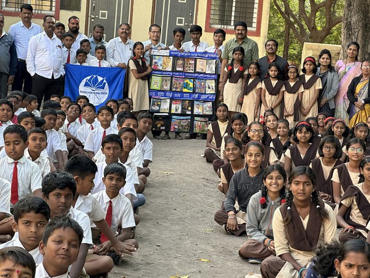 Vietnamese man brings books to Indian students
