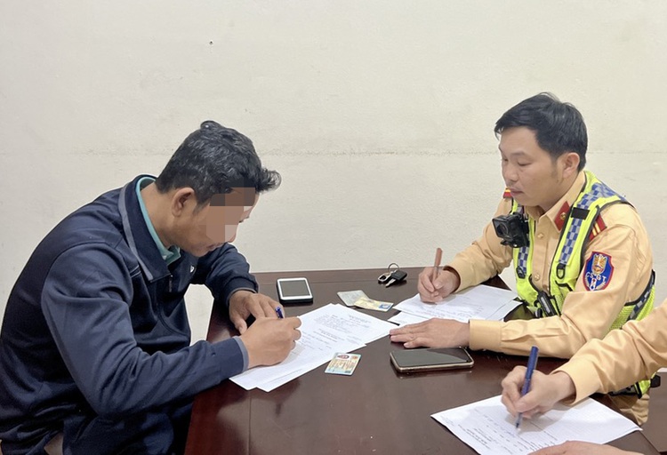 Driver penalized for wrong-way driving on north-central Vietnam expy