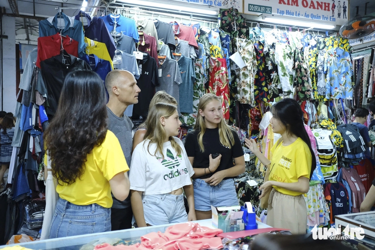 Adoption of overpricing may erode self-esteem of certain vendors: Vietnamese prof