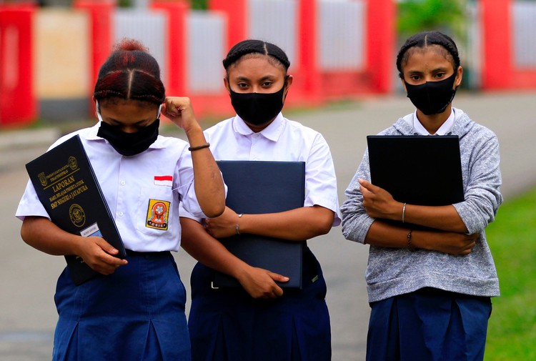 Indonesia may widen fiscal deficit to fund free school lunch, document shows