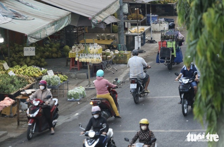 Produce vendors on roads pose danger in Ho Chi Minh City