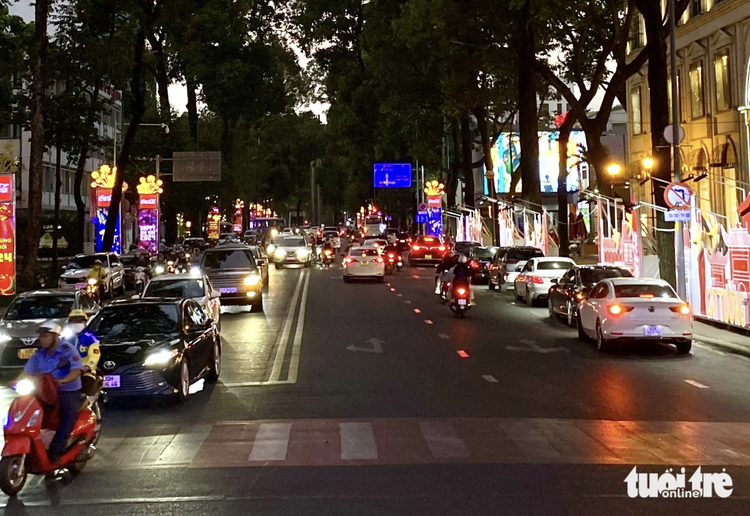 Ho Chi Minh City sanctions advertising boards on sidewalks