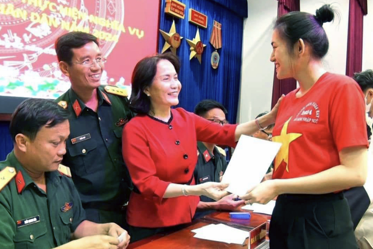 Vietnamese beauty volunteers to join military service