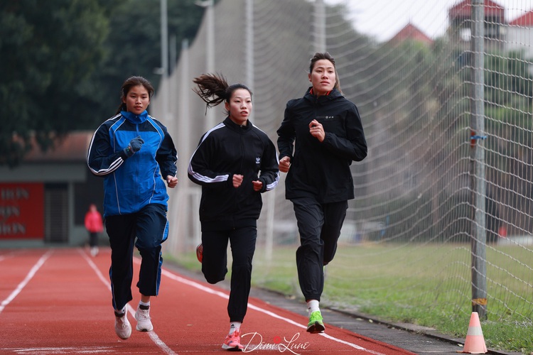 Shooters bundle up in blankets amid frigid weather in northern Vietnam