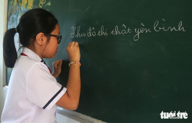 Vietnamese third grader donates locks to cancer patients