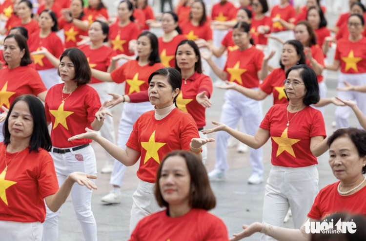 Over 1,000 Vietnamese women join dance ensemble to celebrate Int’l Women’s Day