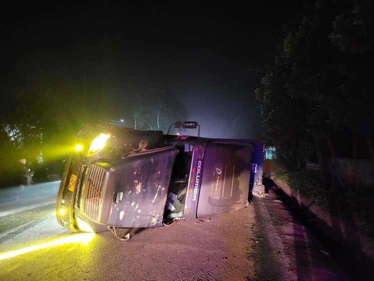 Sleeper bus-truck crash kills at least 5 in Vietnam’s Tuyen Quang