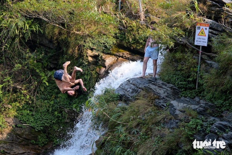 Du Gia waterfall in Vietnam’s Ha Giang Province enchants foreign travelers
