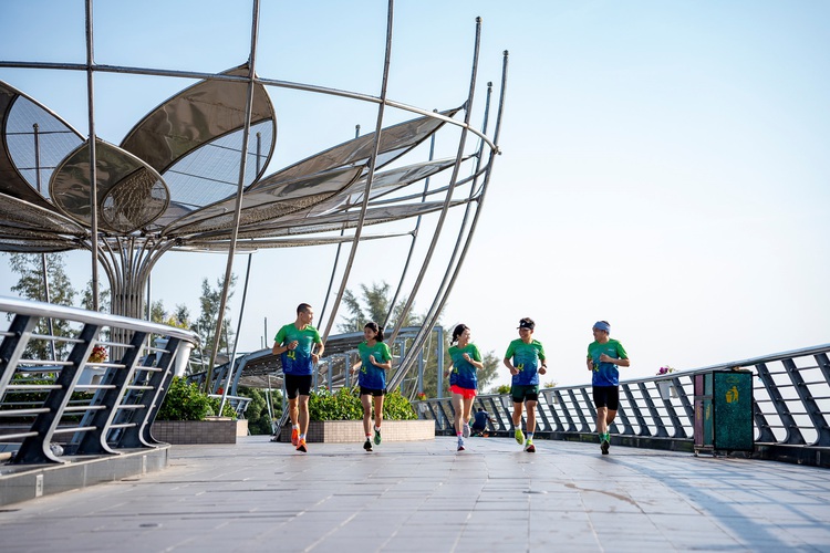 Nighttime running event in Vietnam’s Mekong Delta schedules music, cuisine to entertain participants