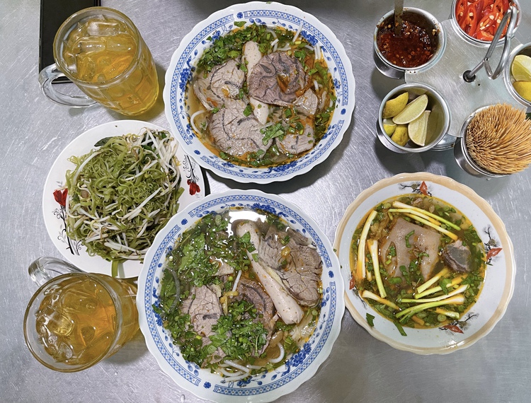 Foreign tourists explain why they return to Vietnam