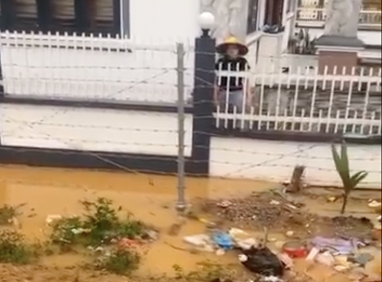 Man stretches rope across expressway that has no drainage ditches in northern Vietnam